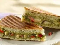 پنینی مرغ با سس پستو