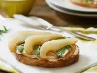 ساندویچ پنیر با ژامبون و گلابی