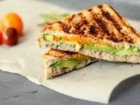 ساندویچ تن ماهی و آووکادو