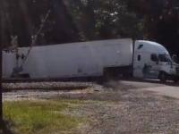 تصادف تریلی و قطار