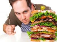 مرد پرخور در رستوران