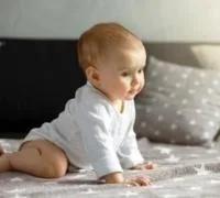 چهار دست و پا رفتن کودک