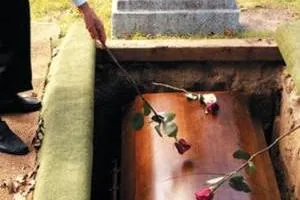 بیرون آمدن مرده از تابوت