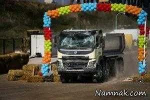 رانندگی کامیون ولوو توسط دختر بچه 4 ساله