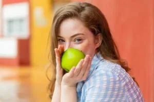 کرم شب خانگی با سیب