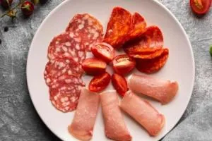 ژامبون و کالباس و بیکن