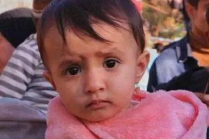 دختر کاپشن صورتی