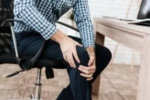 خشکی زانو بعد از نشستن