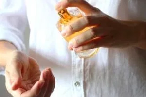 عطر زدن 