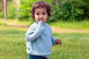 جویدن لباس توسط کودک