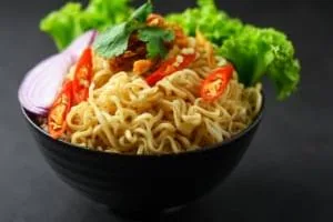 نودل مرغ و سبزیجات