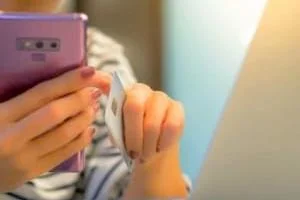 چروک پوست با گوشی
