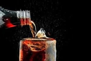 خوردن نوشابه