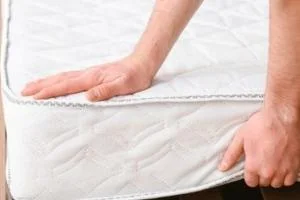 خوابیدن روی تشک کهنه و قدیمی