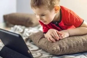 عوارض اینترنت روی کودکان