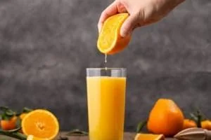 نوشیدن آب میوه