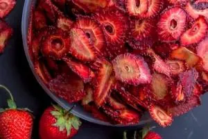 توت فرنگی خشک