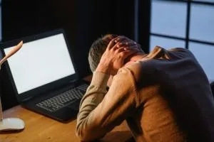 معتاد به کار
