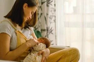 بيدار كردن نوزاد براي شيردهی