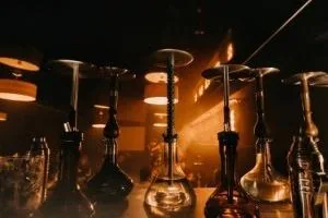 حمله زنان به قهوه خانه