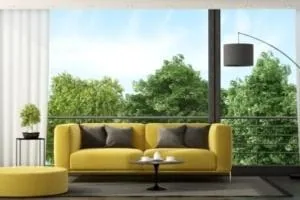 مبل جلوی پنجره