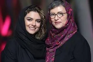 دنیا مدنی و مادرش