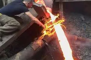 مرد در مواد مذاب