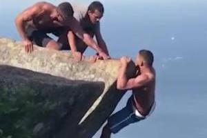 آویزان شدن از ارتفاع 30متری