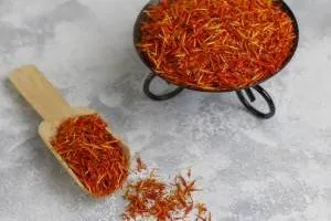 طرز تهیه دم كردن زعفران با يخ