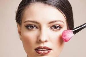 رژگونه زدن