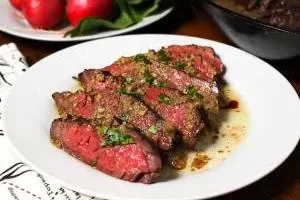 استیک گوساله با سس سبزیجات مخصوص