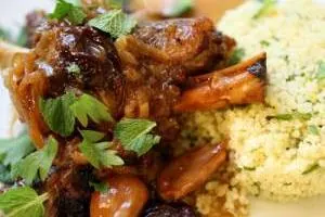 خوراک مرغ و آلوسیاه