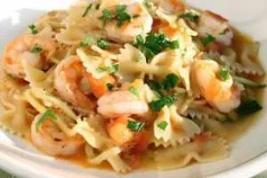 پاستای میگو با لیمو و سبزیجات