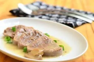 خوراک زبان با سس قارچ