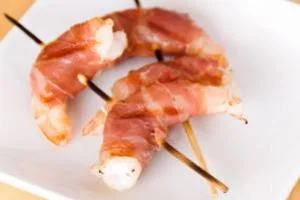 میگوی پیچیده شده در ژامبون 