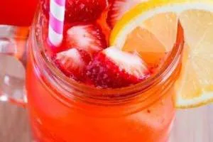 لیموناد توت فرنگی