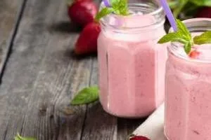 میلک شیک توت فرنگی