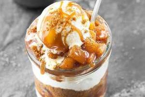 دسر سیب و خامه