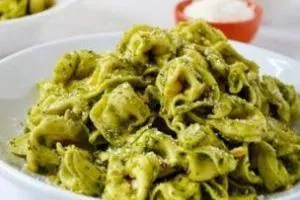 پاستای زیتون و پسته با مرغ گریل