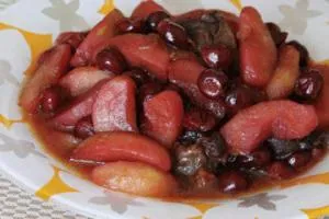 خورش سیب وآلبالو
