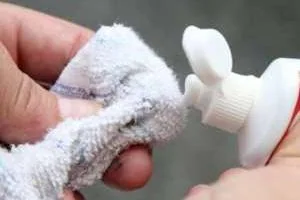 چسب قطره ای روی دست