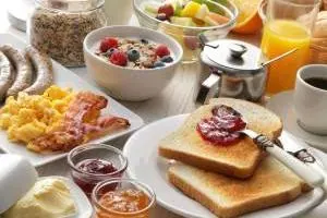 چیدن میز صبحانه عالی
