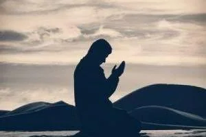 دست کشیدن به صورت بعد از دعا