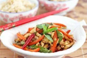 مرغ و ریحان سرخ شده تایلندی