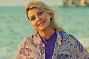 بازیگر نقش آلارا در فیلم مرد عینکی