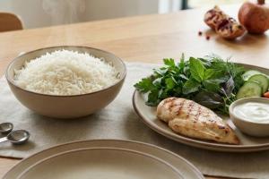 چیدمان یک وعده غذایی متعادل ایرانی با برنج ، برای نمایش مفهوم مصرف درست برنج