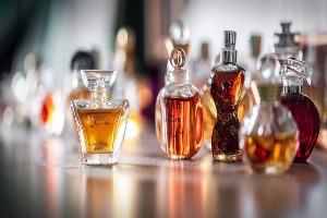 فرق ادوتویلت و ادوپرفیوم چیست؟ مقایسه ماندگاری، غلظت و رایحه
