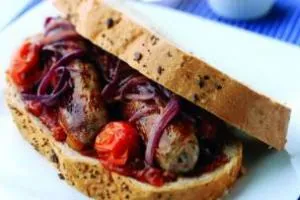 ساندویچ سوسیس با پیاز کاراملی