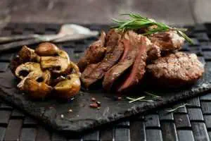 کباب گوشت شتر مرغ‌