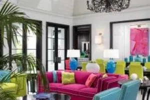 اتاق پذیرایی شیک با لوستر